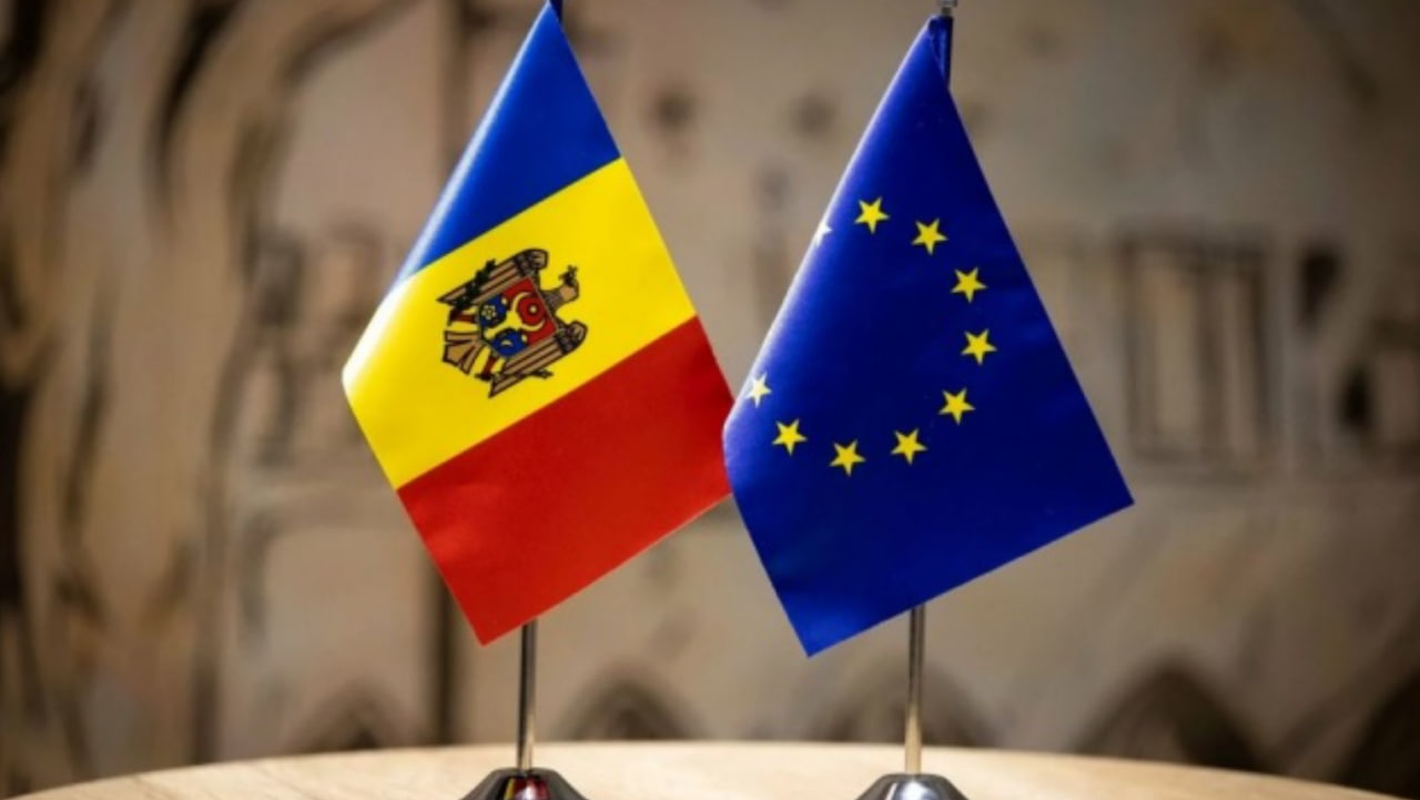 Прапори Молдови та ЄС. Фото з відкритих джерел